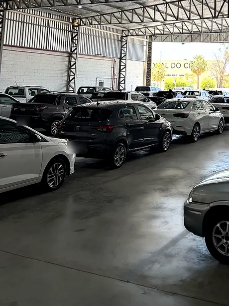 Hatches enfileirados no salão da Abreu Autos