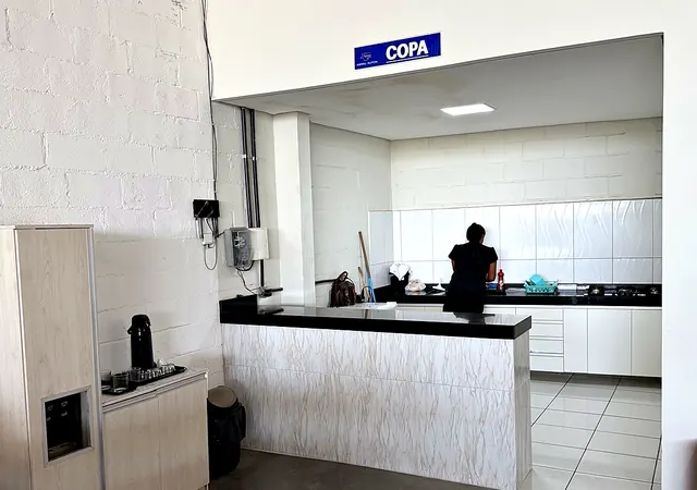 Copa da loja com balcão, garrafa de café e bebedouro