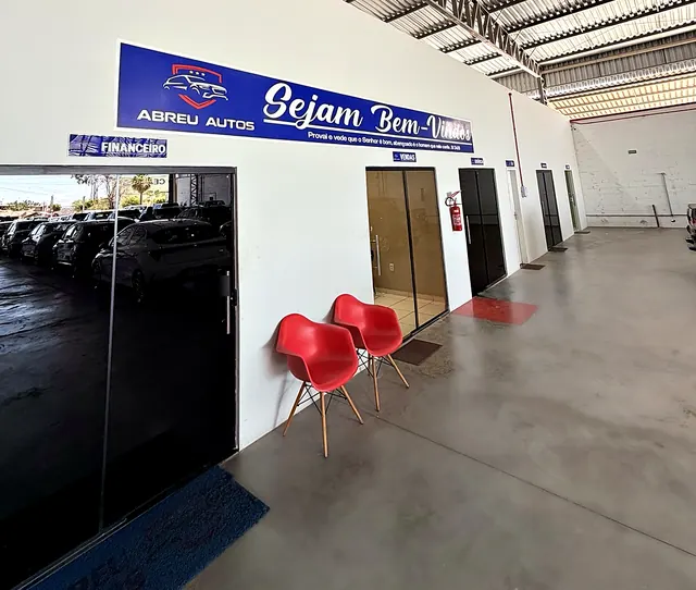 Corredor com placa de boas-vindas e portas dos setores de vendas e financeiro