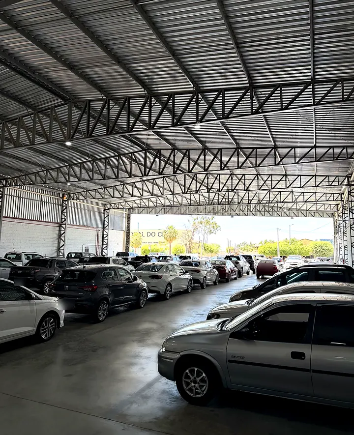 Salão de exposição da Abreu Autos com fileiras de carros
